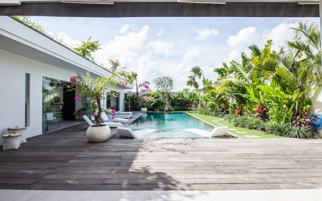 Captivating Villa Walk to the Beach