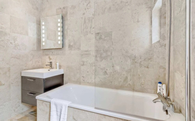 Stylish and Bright 3 Bedroom Duplex in North London