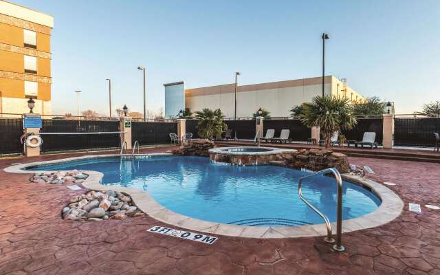 La Quinta Inn & Suites by Wyndham Dallas Grand Prairie South