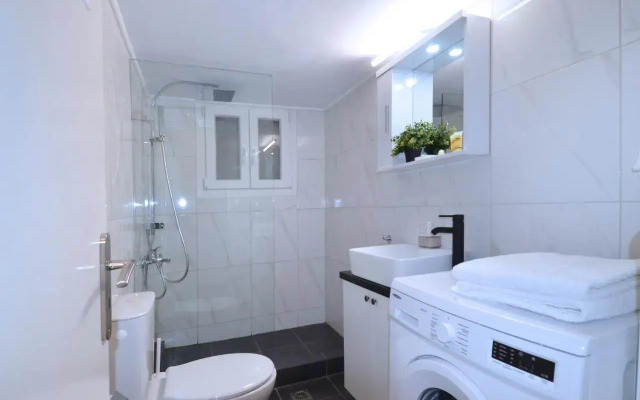 A spacious minimal apatment at Chalandri