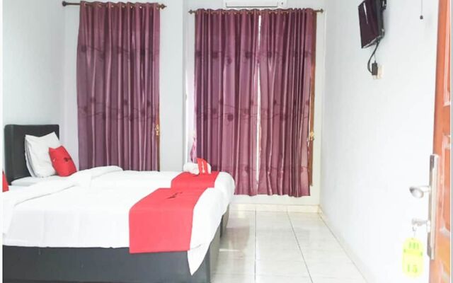 RedDoorz near Bojonegoro Train Station