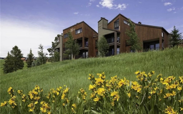 West Condominiums - W3204