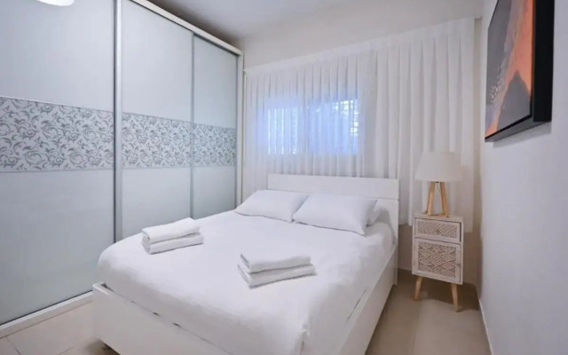 Sunny 2BR in Bazel Square by HolyGuest