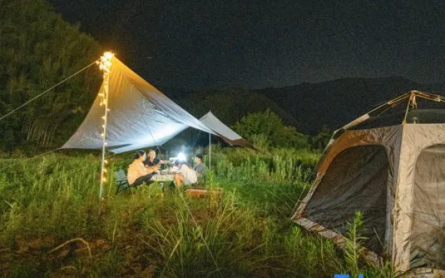 Gouhuo Shanzhuang Xipan Xingkong Yongchi Family Vacation Homestay (Yueliangwan Jingqu)