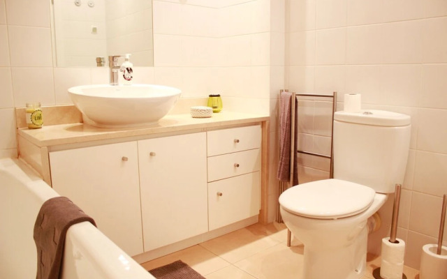 ALTIDO Modern 1-bed Apt w/terrace, moments from São Bento Palace