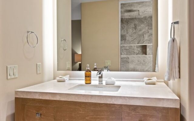 King Suite Poolside