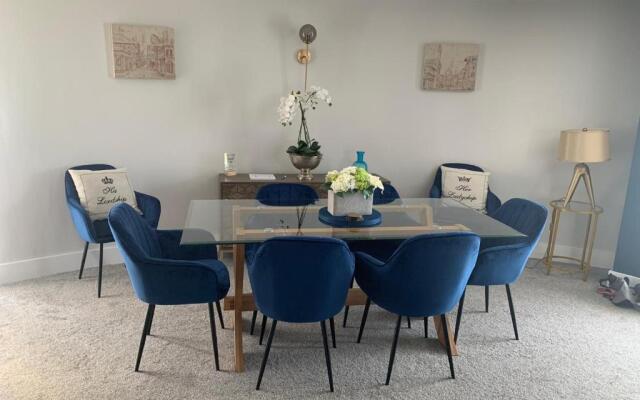 Beautiful 3 bedroom apartment by the Sea
