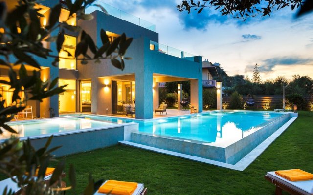 Lush Villa With Heated Pool 180m to the Beach