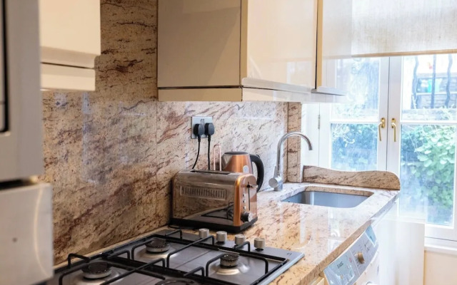 Chic London Apartment in Brown Hart Gardens