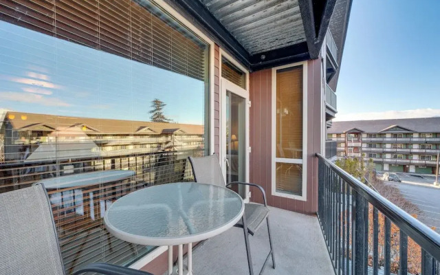 Resort Getaway on Lake Chelan: Pool + Beach Access