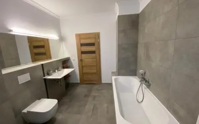 Schöne 2 Zimmerwohnung, neu saniert, hell, stilvoll