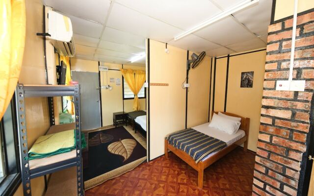 OYO 90960 Rajawali D'cabin Chalet Room
