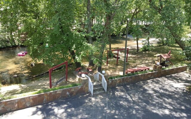 Riverbend Motel & Cabins