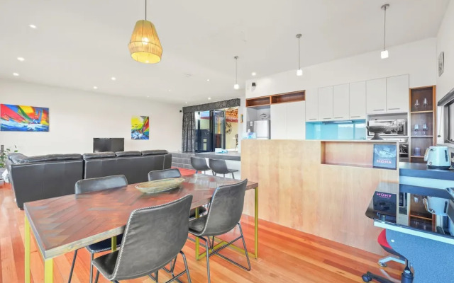 Waterfront Home - Gorgeous Views - 2 Bed
