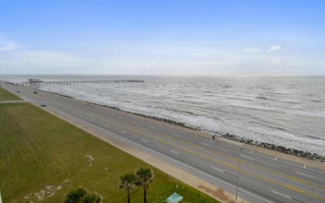 Seawall Condo with Birds Eye Views by RedAwning