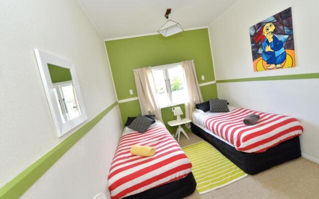 Ducks & Drakes Boutique Motel & Backpackers