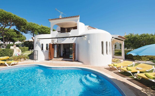Nestled in Vilamoura, Private Pool, Free Off-street Parking, AC & Wifi