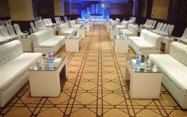 Golden Tulip Suites Breida Al Q