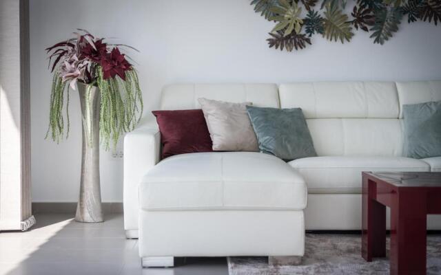 Luxurious 5* VILLA - 300M2 - private HEATED pool - garage - WiFi