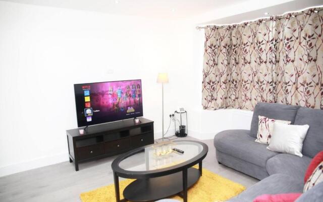 Deluxe 4-bed House Close2 Wembley Stadium