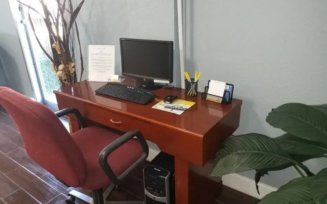 Days Inn & Suites Wichita East