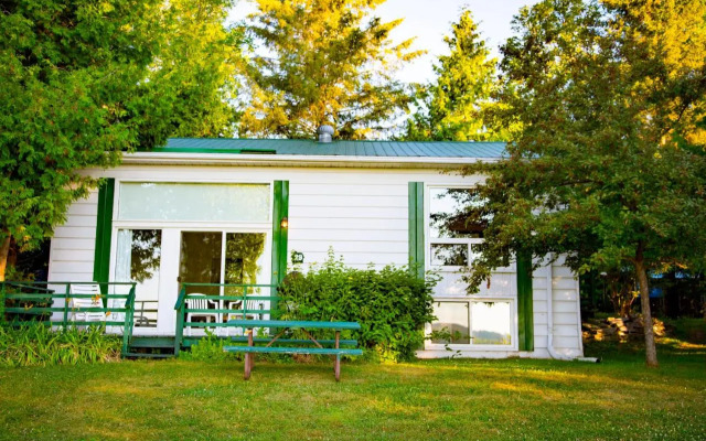 Elmhirst's Resort - On a lake