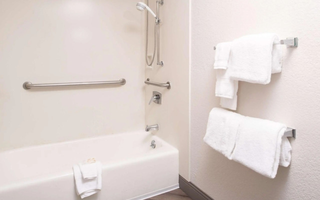 Motel 6 Toronto Brampton