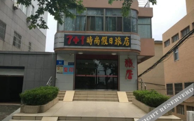 Yizheng 7+1 Fashion Holiday Hotel