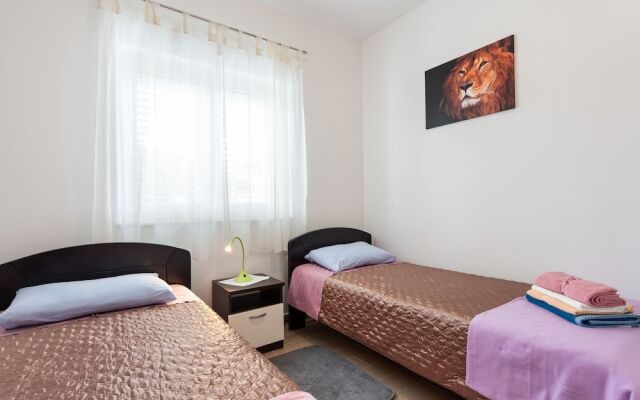 Simplistic Apartment in Neviđane near Sea