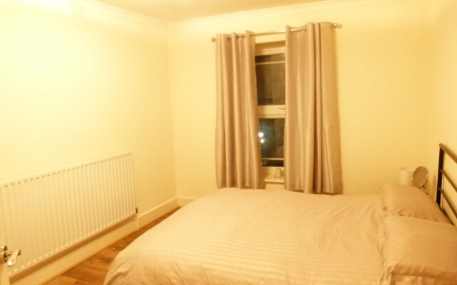 SS Property Hub - Canary Wharf Family Apartment
