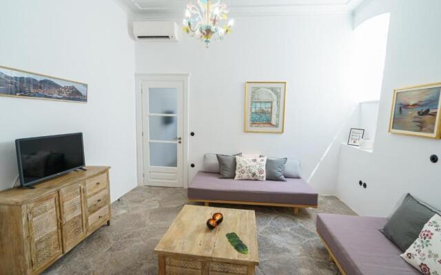 LIVIN HYDRA 1 -Luxury Apartments