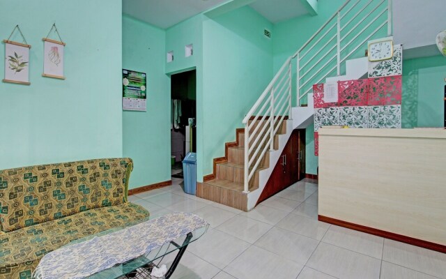 OYO 92521 Guest House Inayah Syariah