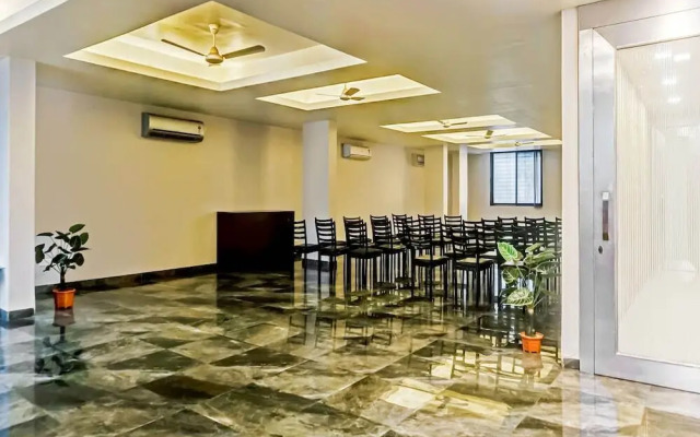 Log Inn Plaza By OYO Rooms