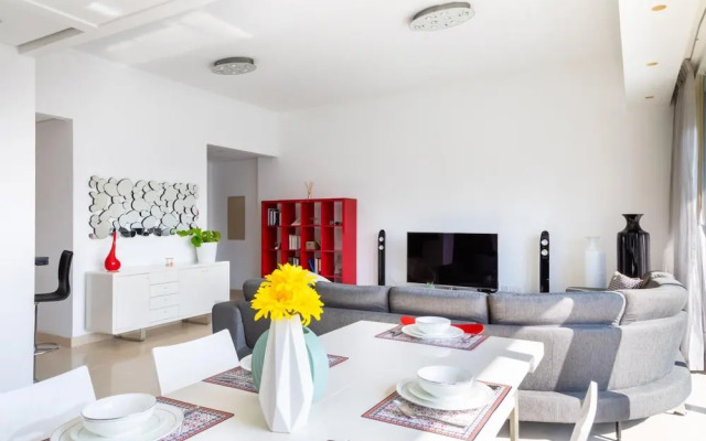 Big Bright Luxury Marina View Apt Near Beach