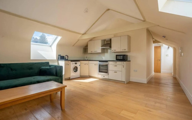 Charming 1-bed Loft in Caerleon