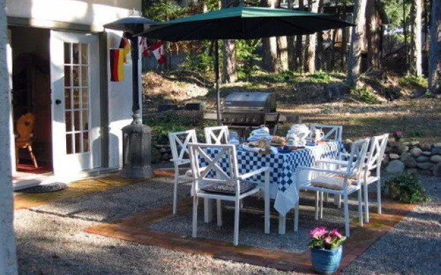 Charm of Qualicum Bed and Breakfast