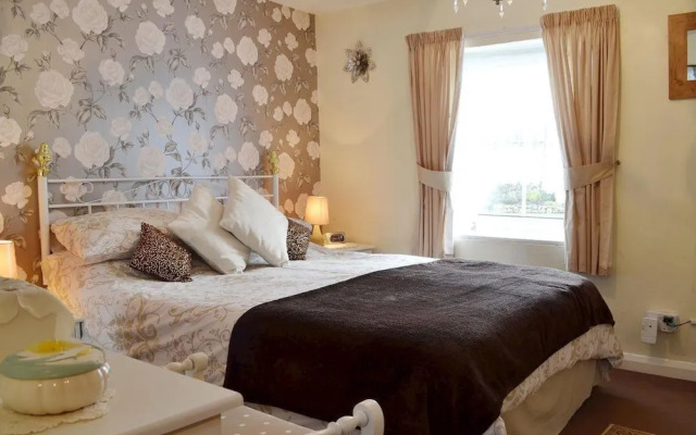 Picturesque Riverside Cottage - 2 Bedroom