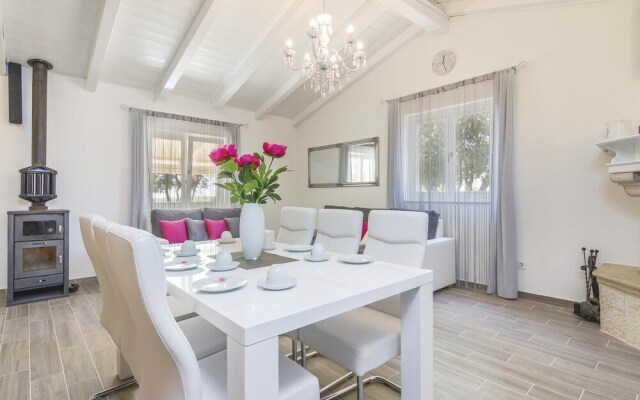 Beautiful Home in Cubani With Wifi and 2 Bedrooms