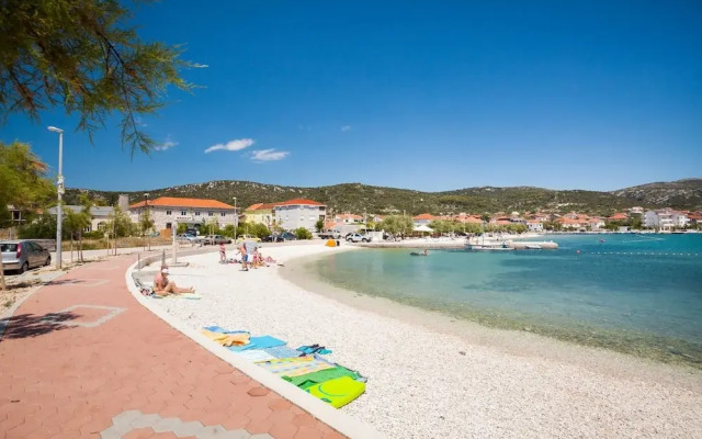 A4 - Modern apt w. Terrace, 3 min Walk to Beach