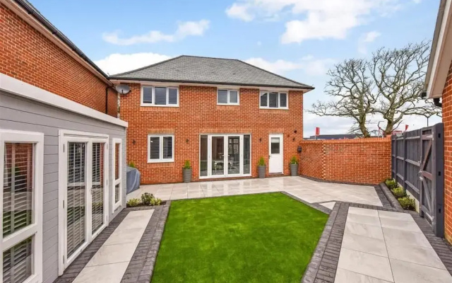 Barfoot Close