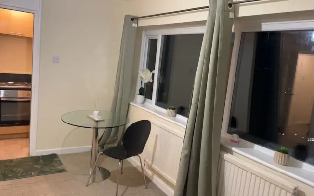Modern Apt - City Views - Parking - Sleeps 3