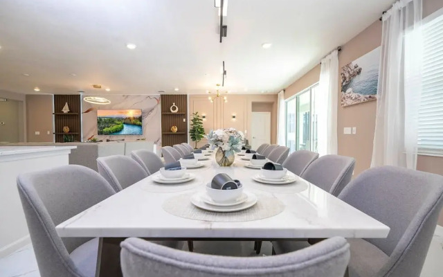 Stunning 15 Suites Close to Disney