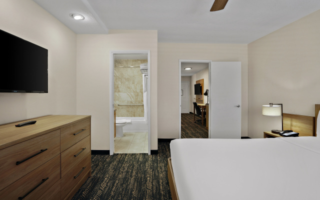La Fuente Inn & Suites