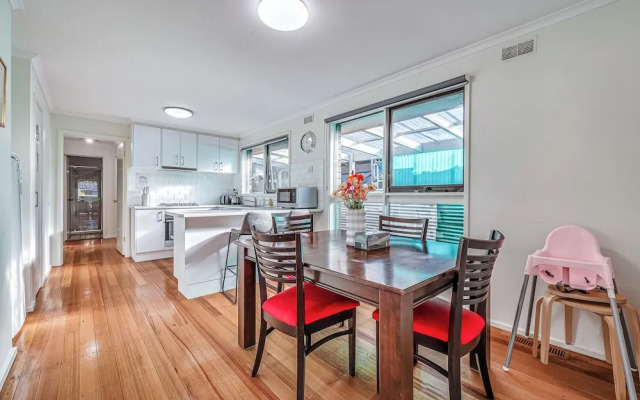 StayAU Newly Modern Comforts 3BRM Home Cranbourne