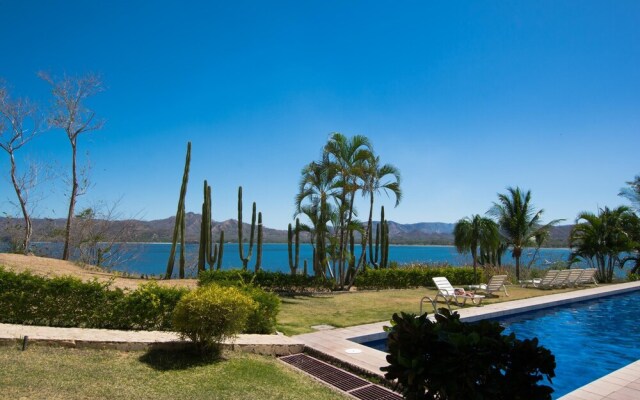 Amazing Ocean Views From This Nicely Equipped Condo