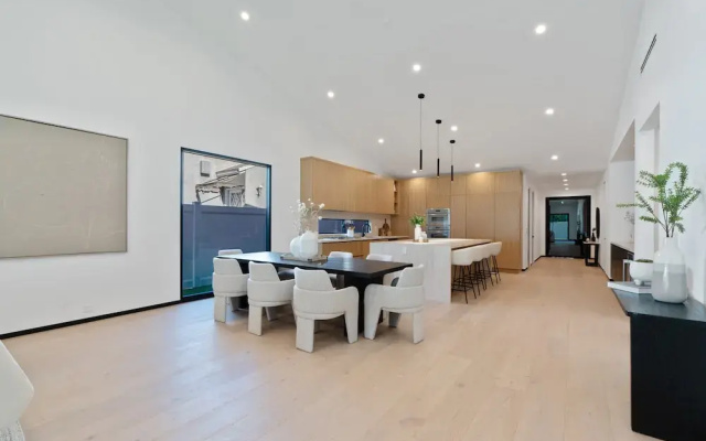 Noble Modern - Urban Sanctuary in Sherman Oaks With Poolside and Patio