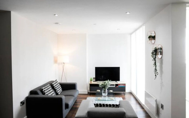 Spacious 2 Bedroom Flat with Balcony Close to Train Station