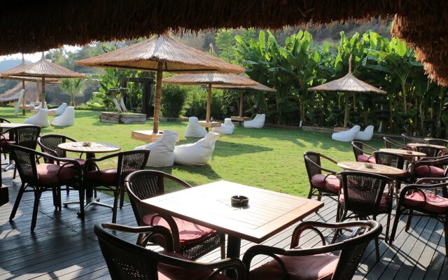 Manaspark Deluxe Hotel
