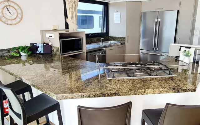 Coomera Houseboat Holidays