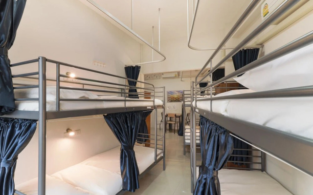 OYO 724 Green Light Cafe and Bed Hostel